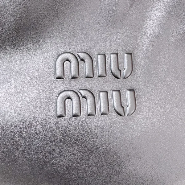 MiuMiu 皮革半月形手袋包包-5BC119：圖片 7