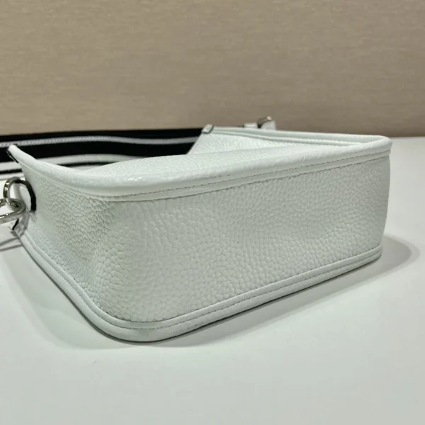 Prada Triangle 1BH191 小號黑色皮革單肩包：圖片 6