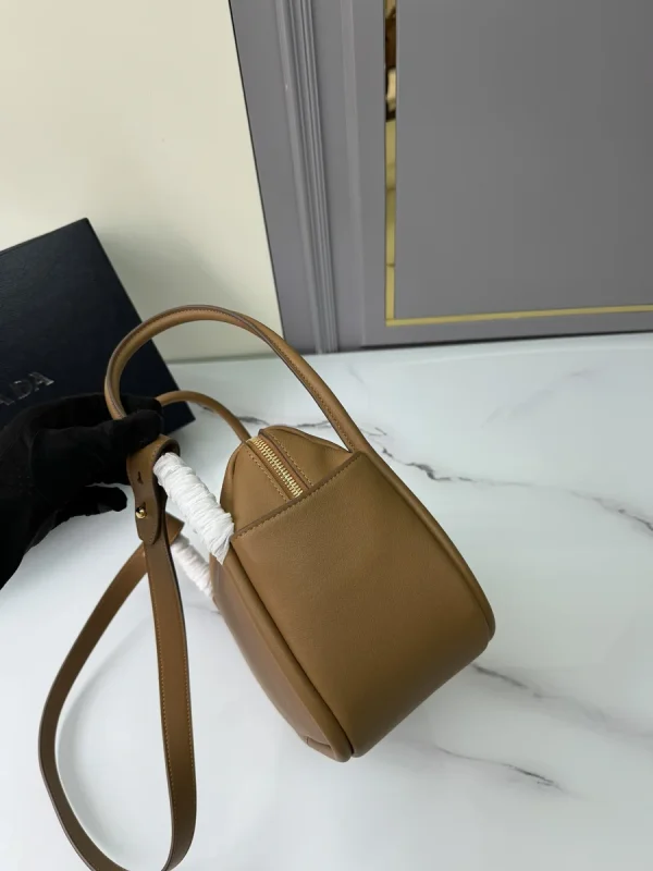 高仿包Prada Eleg 1BA451 小號灰色皮革手提包：圖片 5