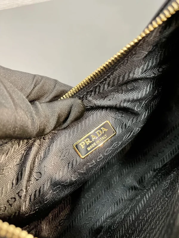 Prada Re-Nylon 1BC204 小號黑色尼龍單肩包：圖片 10
