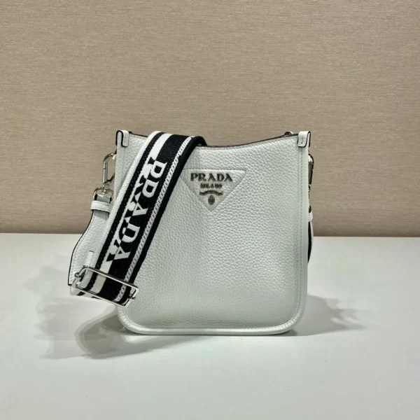 Prada Triangle 1BH191 小號黑色皮革單肩包：圖片 2