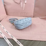 MiuMiu WanderMatelassé納帕軟皮半月形迷你手袋包包-5BP078：圖片 9