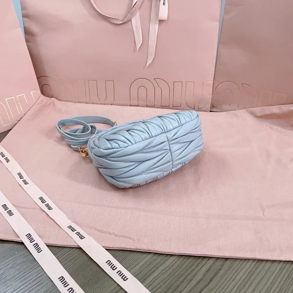 MiuMiu WanderMatelassé納帕軟皮半月形迷你手袋包包-5BP078：圖片 9