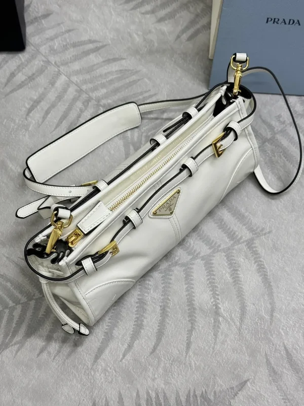 Prada Modern 1BH215 小號黑色皮革肩背包：圖片 5