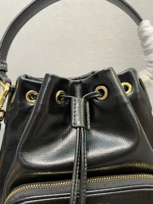 Prada Duet 1BH038 中號黑色再生尼龍水桶包：圖片 5