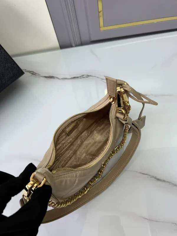 Prada Re-Nylon 1BC204 小號黑色尼龍單肩包：圖片 9