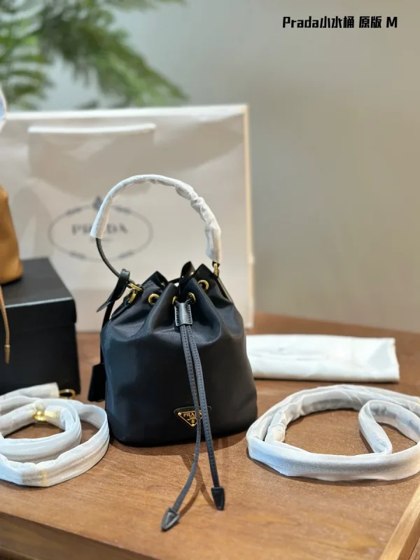 Prada Re-Nylon 1BE067 小號黑色尼龍水桶包：圖片 4