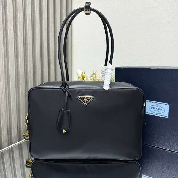 Prada Re 1BB131 中號黑色皮革手提包：圖片 2