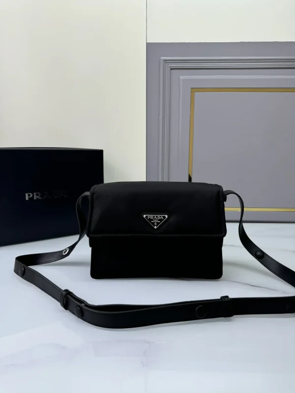 Prada Nylon 1BD313 中號黑色尼龍單肩包：圖片 2
