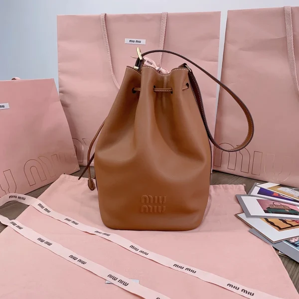 MiuMiu 皮革水桶袋-5BE089：圖片 3