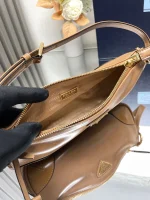 Prada Re-Edition 1BC201 小號黑色皮革肩背包：圖片 10