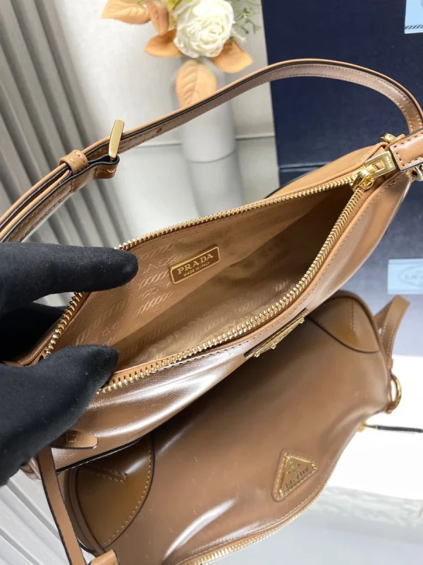 Prada Re-Edition 1BC201 小號黑色皮革肩背包：圖片 10