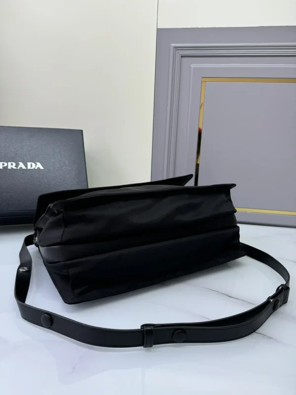 Prada ReNylon 1BD256 大號黑色尼龍肩背包：圖片 6