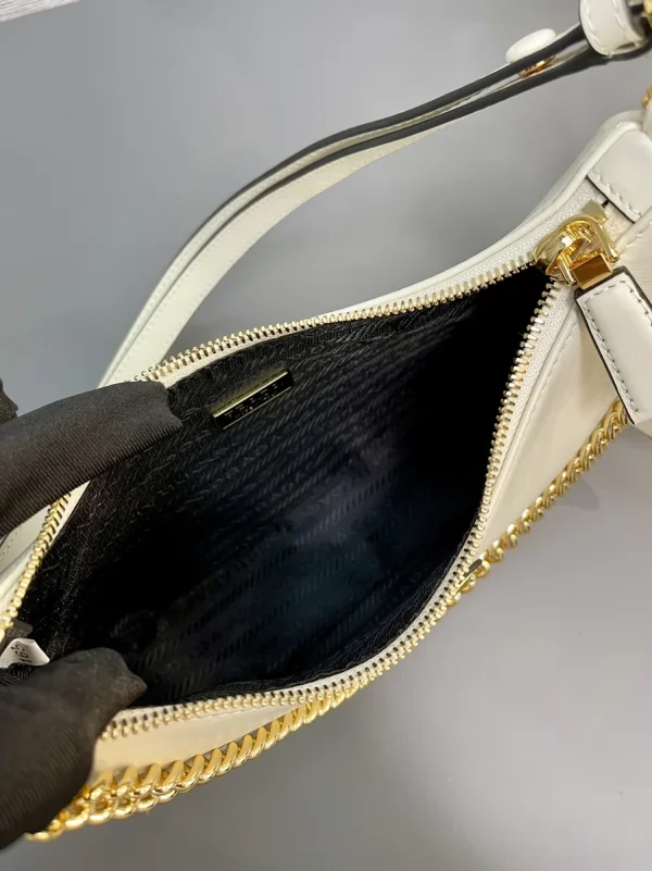 Prada Naplak 1BC204 中號銀色漆皮單肩包：圖片 10