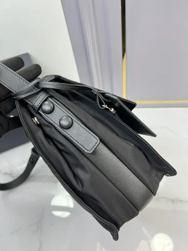 Prada Re-Nylon 1BD255 中號黑色皮革肩背包：圖片 5