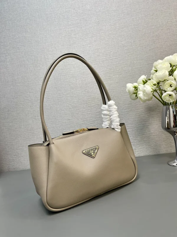 Prada Soft 1BA444 中號白色皮革托特包：圖片 4