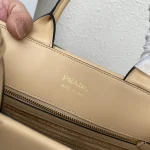 Prada Triangle 1BA379 中號灰色皮革單肩包：圖片 10