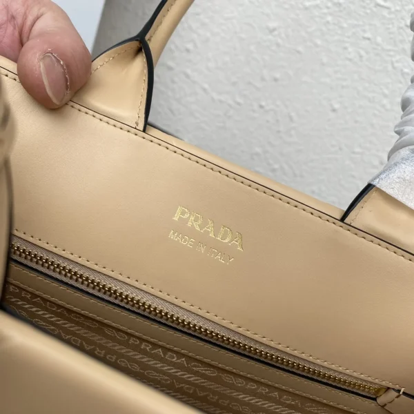 Prada Triangle 1BA379 中號灰色皮革單肩包：圖片 10