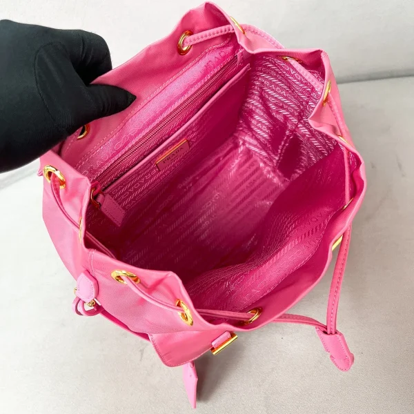 Prada ReNylon 1BZ677 中號黑色尼龍後背包：圖片 9