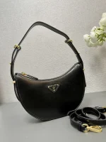 Prada Arqué 1BC194 中號黑色漆皮肩背包：圖片 4