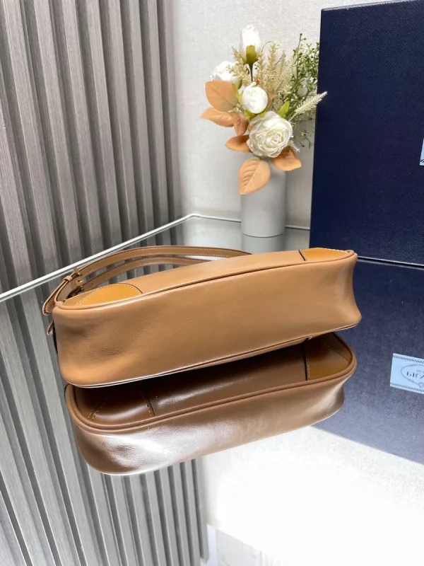 Prada Re-Edition 1BC201 小號黑色皮革肩背包：圖片 6