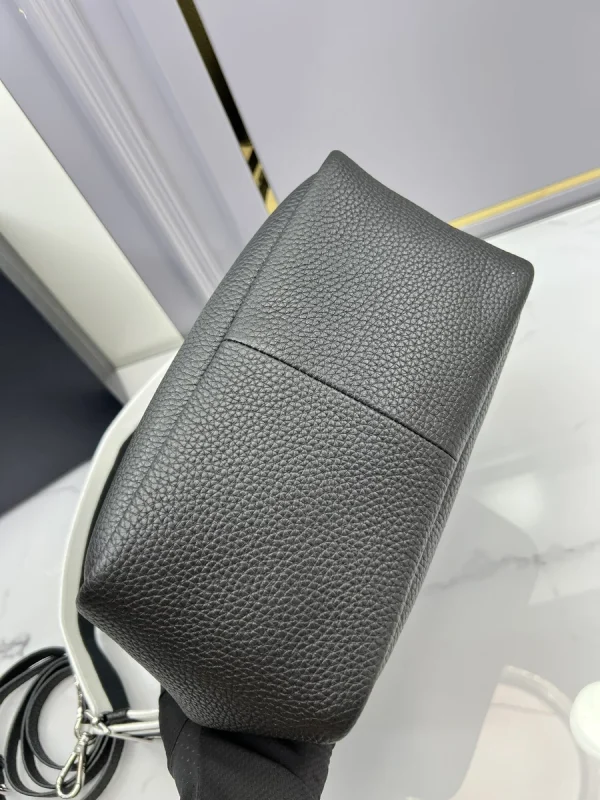 Prada Soft 1BC145 小號黑色皮革手提包：圖片 6