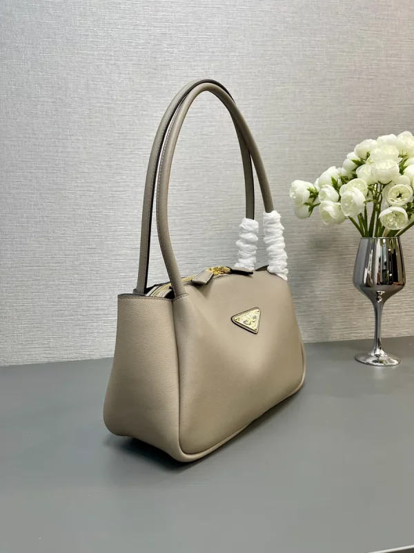 Prada Soft 1BA444 中號白色皮革托特包：圖片 5
