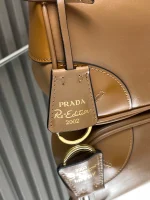Prada Re-Edition 1BC201 小號黑色皮革肩背包：圖片 8