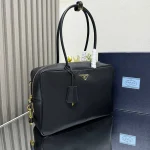 Prada Re 1BB131 中號黑色皮革手提包：圖片 4