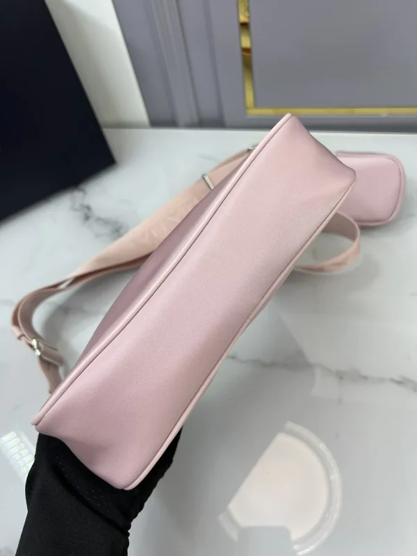 Prada Re-Edition 1BH204 中號粉色皮革肩背包：圖片 7