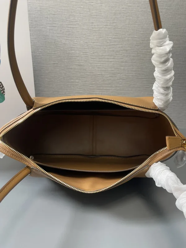 Prada Classic 1BA444 中號黑色皮革手提包：圖片 9