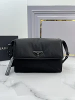 Prada Re-Nylon 1BD255 中號黑色皮革肩背包：圖片 2