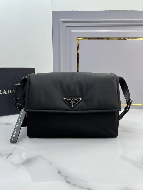 Prada Re-Nylon 1BD255 中號黑色皮革肩背包：圖片 2