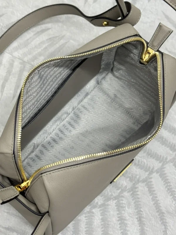 高仿包包Prada Soft 1BA451 小號灰色皮革肩背包：圖片 9