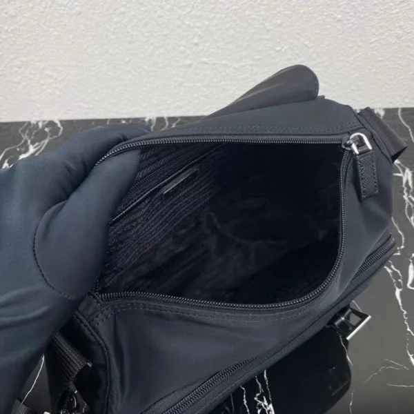 Prada Re-Nylon 1BD953 中號黑色尼龍單肩包：圖片 9