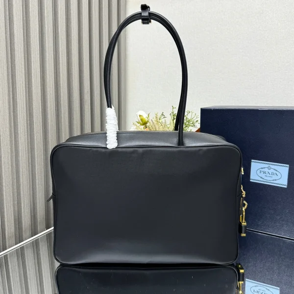 Prada Re 1BB131 中號黑色皮革手提包：圖片 3