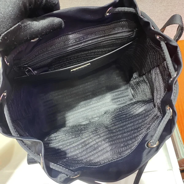 Prada ReNylon 1BZ677 中號黑色尼龍後背包：圖片 9