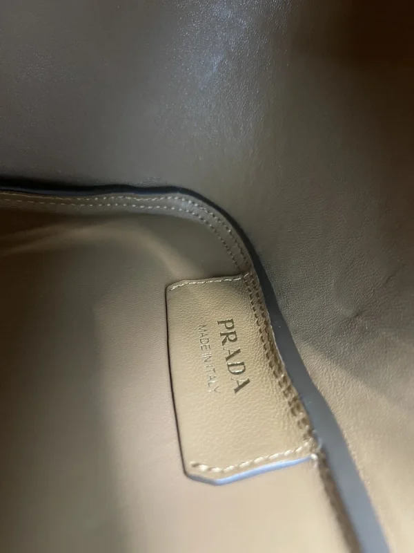 Prada Classic 1BA444 中號黑色皮革手提包：圖片 10