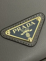 高仿包包Prada Soft 1BA451 小號灰色皮革肩背包：圖片 7
