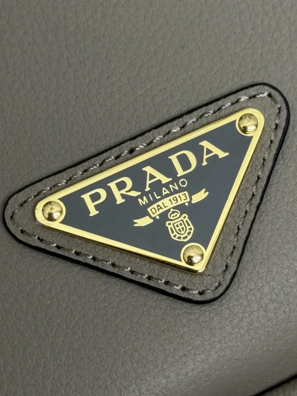 高仿包包Prada Soft 1BA451 小號灰色皮革肩背包：圖片 7