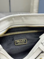 Prada Modern 1BH215 小號黑色皮革肩背包：圖片 10
