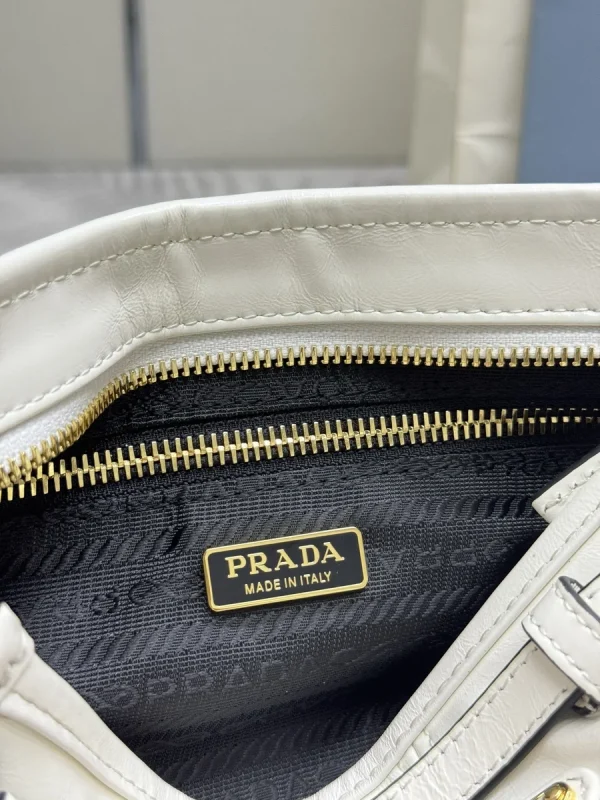 Prada Modern 1BH215 小號黑色皮革肩背包：圖片 10