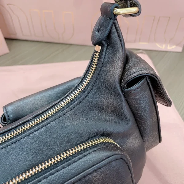 MiuMiu 納帕軟皮Pocket手袋包包-5BC146：圖片 14
