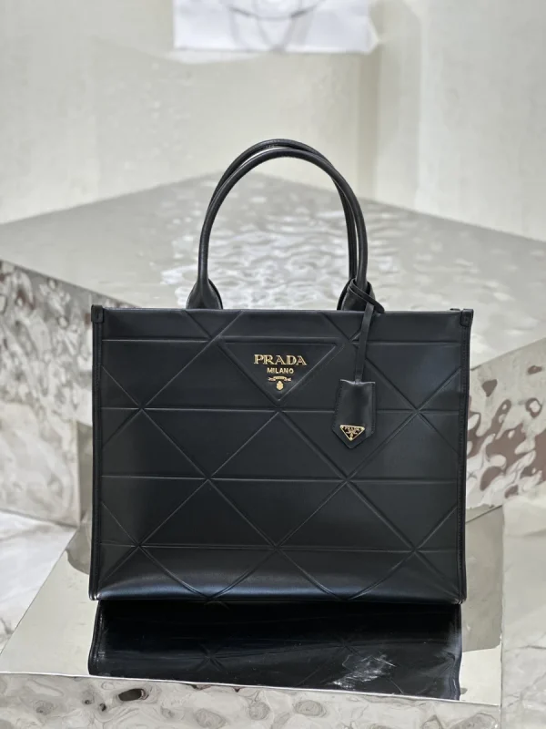 Prada Triangle 1BA377 大號黑色皮革托特包：圖片 2