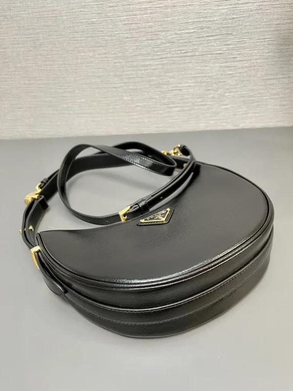 Prada Arqué 1BC194 中號黑色漆皮肩背包：圖片 8