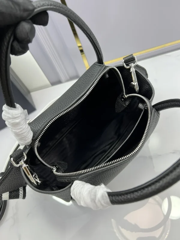 Prada Soft 1BC145 小號黑色皮革手提包：圖片 9