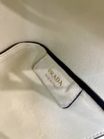 Prada Classic 1BA444 小號黑色皮革手提包：圖片 11