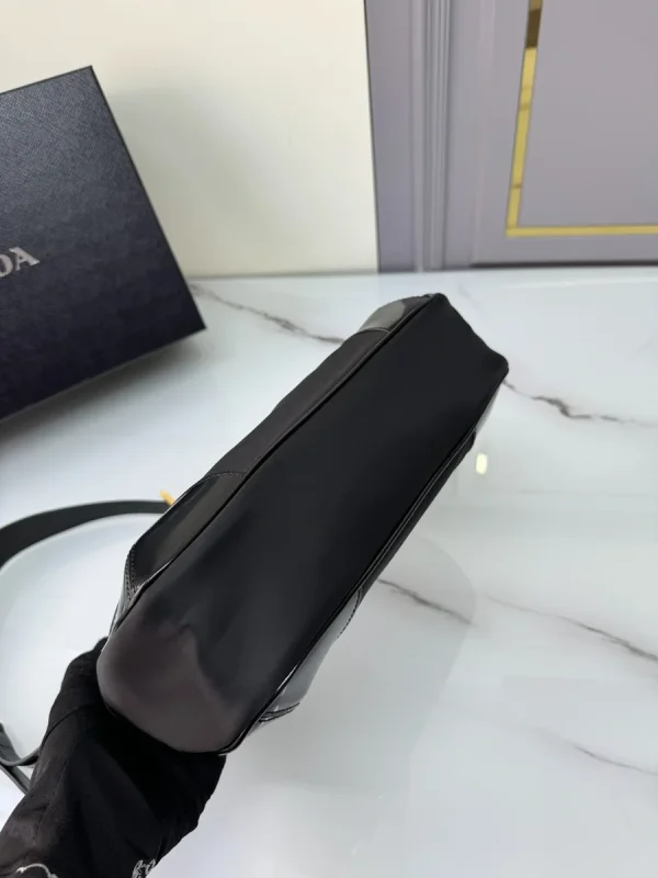 Prada Re-Ed 1BC214 中號黑色尼龍肩背包：圖片 6