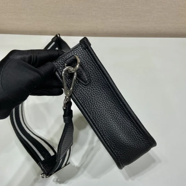 Prada Mini 1BH191 小號黑色皮革單肩包：圖片 6