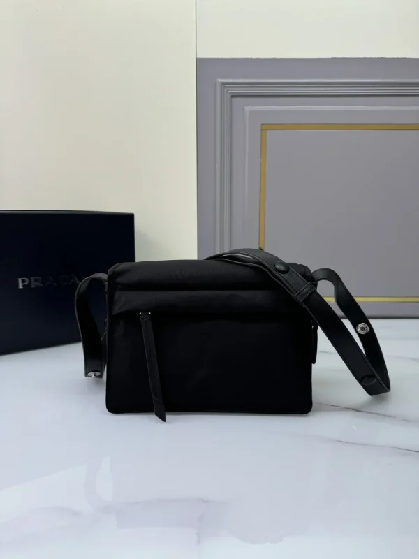 Prada Nylon 1BD313 中號黑色尼龍單肩包：圖片 3